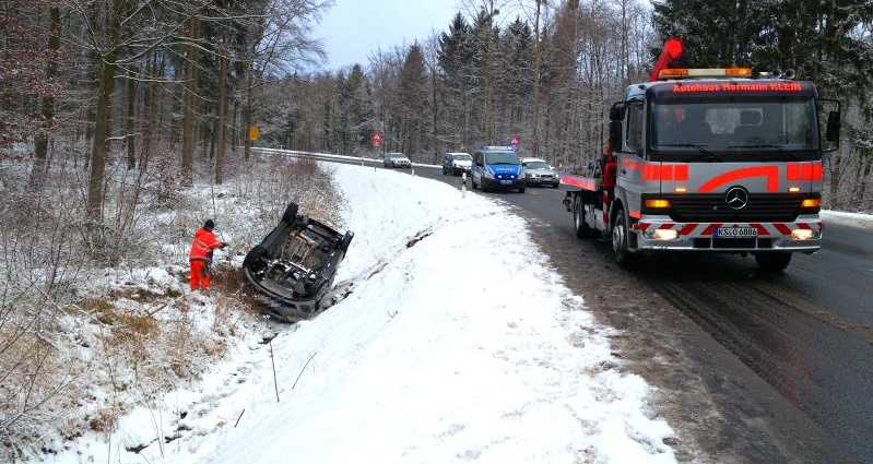 B251: PKW kommt von Fahrbahn ab