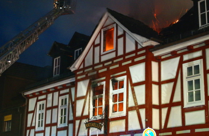 Hoher Sachschaden: Dachstuhlbrand in Mehrfamilienhaus – 39 Personen gemeldet