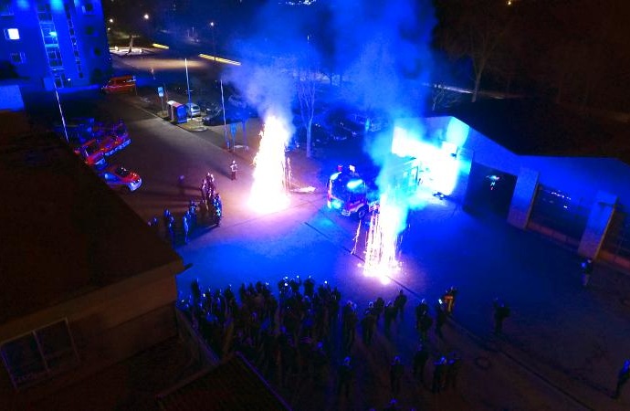 Niestetal: Neues HLF 20 mit Feuerwerk präsentiert