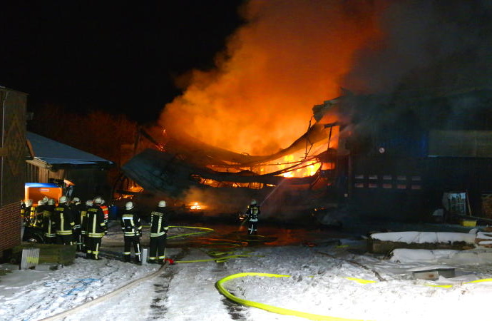 180 Einsatzkräfte: Großbrand im Sägewerk Schauenburg