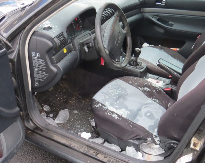 A49: Autofahrerin mit Schutzengel – Eisscholle durchschlägt Frontscheibe