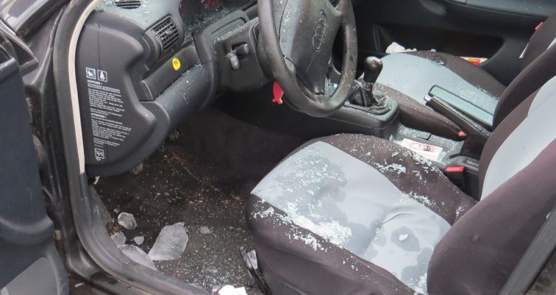 A49: Autofahrerin mit Schutzengel – Eisscholle durchschlägt Frontscheibe