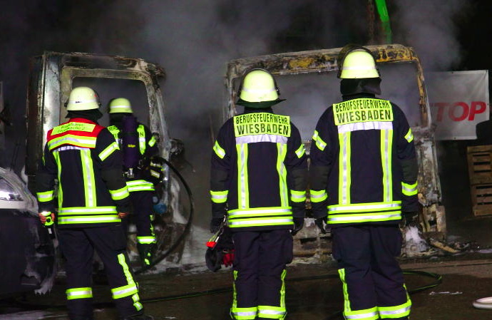 Wi: Zwei LKW brannten auf Werkstattgelände
