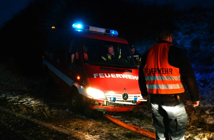 WOH: Feuerwehrfahrzeug verunglückt auf B 450 – Straßenglätte