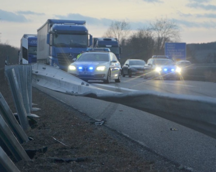 Unfall mit mehreren Fahrzeugen auf A49