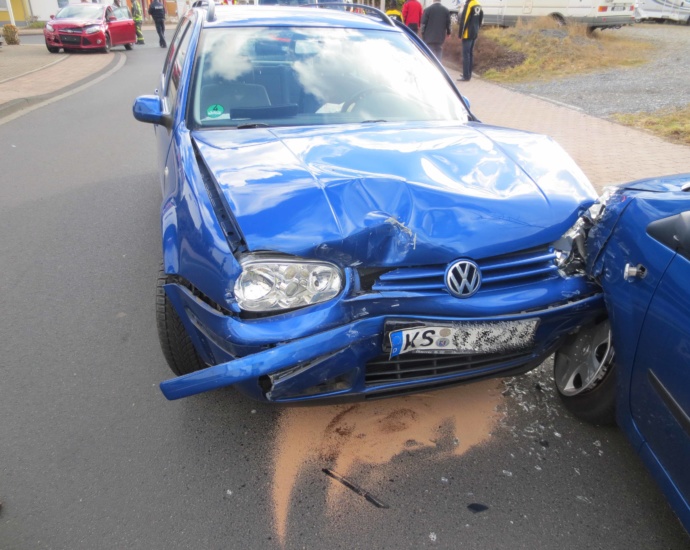 Vier beschädigte Fahrzeuge nach Unfall Vier beschädigte Fahrzeuge nach Unfall