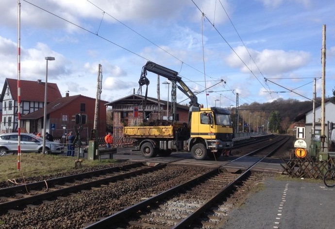 Bahnstrecke Bebra und Heinebach – LKW beschädigt Oberleitung Bahnstrecke Bebra und Heinebach – LKW beschädigt Oberleitung