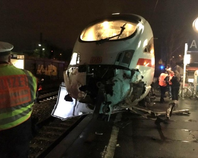 F: ICE im Bahnhof verunglückt – Millionenschaden F: ICE im Bahnhof verunglückt – Millionenschaden