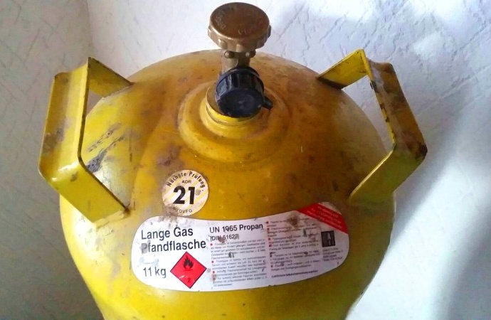 Explosionsgefahr: Diebe ließen 10 Gasflaschen leer strömen um Pfand zu kassieren