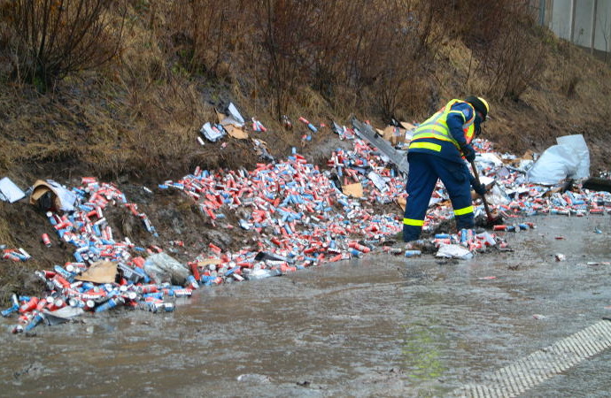 A7: Hunderte Dosen Energie Drinks nach LKW-Unfall im Grünstreifen