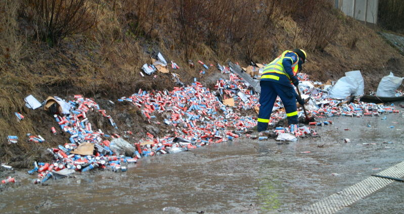 A7: Hunderte Dosen Energie Drinks nach LKW-Unfall im Grünstreifen