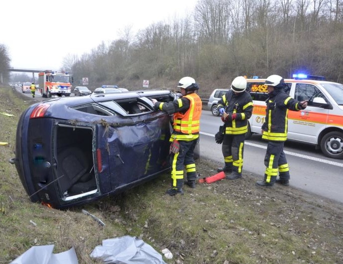 A49: PKW überschlägt sich mehrfach – Fahrerin leicht verletzt
