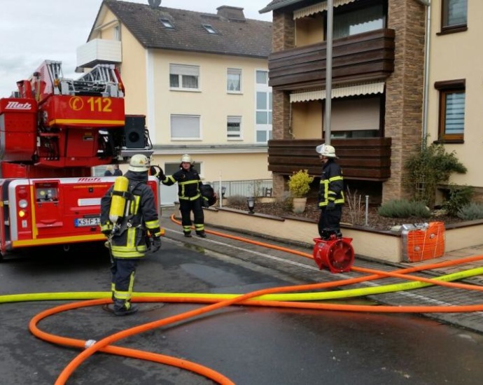 Aktuell: Kellerbrand in Mehrfamilienhaus
