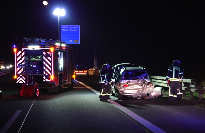 Wi: Auf dem Weg in den Urlaub – BMW fährt ungebremst in Familien-Auto