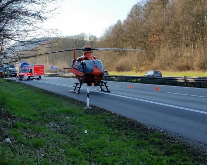 A44 – Sprinter karcht in LKW – Fahrer verstorben