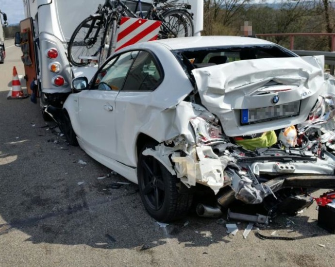 A44 LKW und BMW fährt ins Stauende