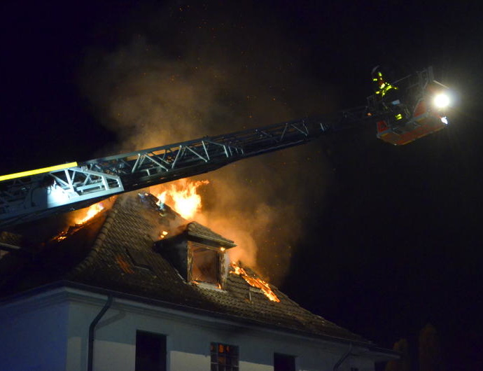 KS: Mann kommt bei Brand in Mehrfamilienhaus ums Leben