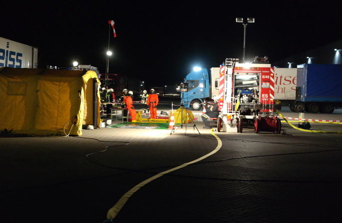 Zwei Verletzte bei Gefahrgutunfall auf Speditionsgelände Zwei Verletzte bei Gefahrgutunfall auf Speditionsgelände
