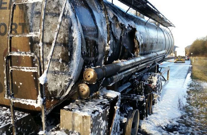 A44: Silo-Anhänger brannte am Kasseler Westkreuz A44: Silo-Anhänger brannte am Kasseler Westkreuz