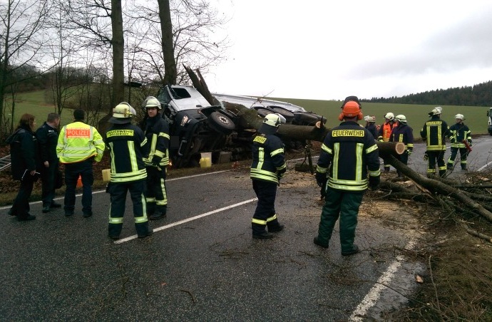 Schwerer Unfall – Muldenkipper kippt um