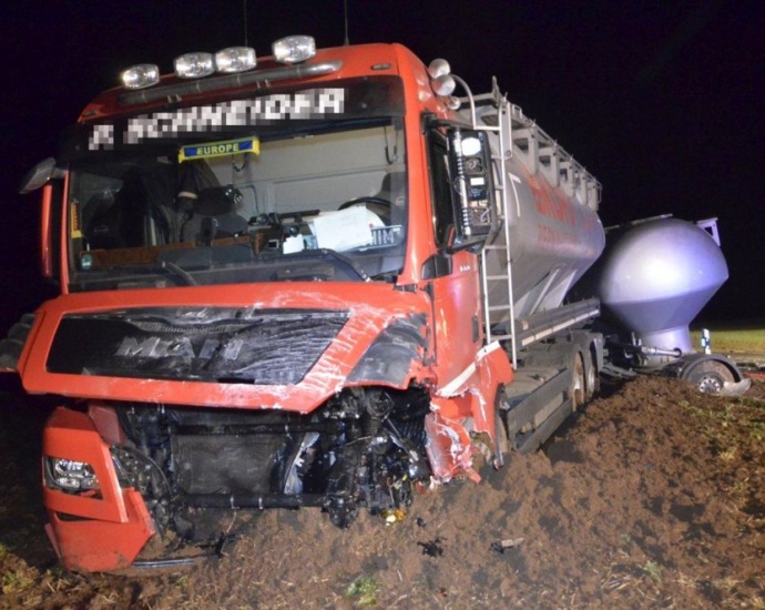 Frontalzusammenstoß mit LKW und PKW – Fahrer stirbt Frontalzusammenstoß mit LKW und PKW – Fahrer stirbt