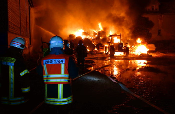450 Tiere – Feuerwehr schützt Stall vor Flammen
