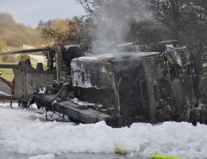 A44: LKW-Fahrer wie durch ein Wunder unverletzt – PKW-Fahrerin schwer verletzt