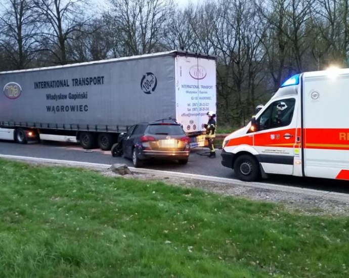 Mit zwei Promille in Parkplatz gerast