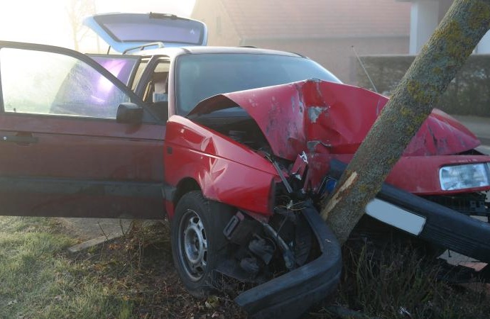 Altenstädt: Alleinunfall am Ortseingang