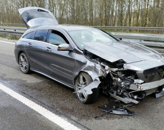 Schwerer Unfall mit hohem Sachschaden auf A44