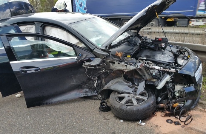 Drei Verletzte nach Unfall auf A44