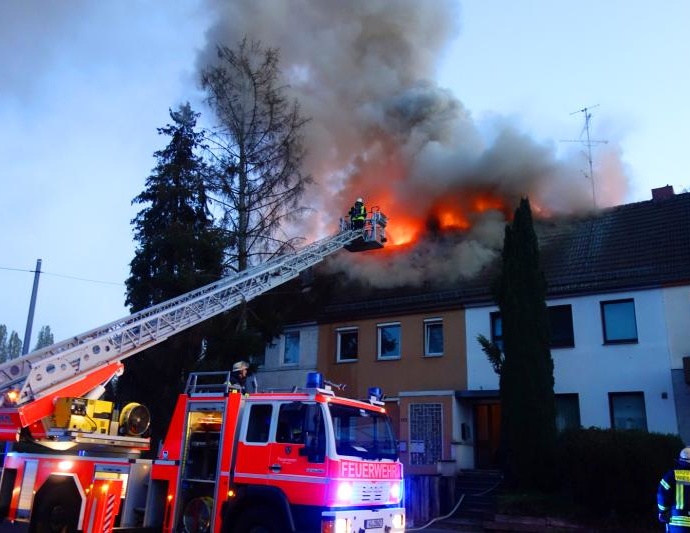 Wi: 150.000 Euro Sachschaden nach Dachstuhlbrand