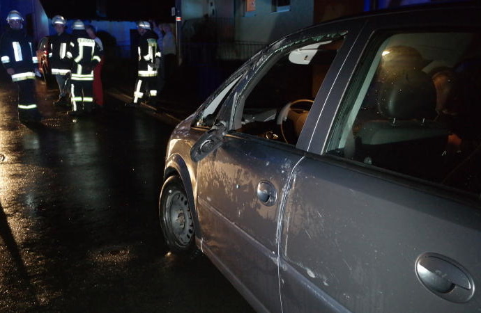 ESW: Alkoholisierter Fahrer prallt in einem geparkten PKW