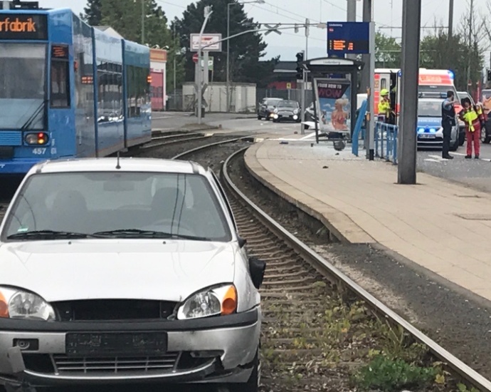 KS: Auto kracht in Haltestelle – Wartender Fahrgast rettet sich mit einem Sprung