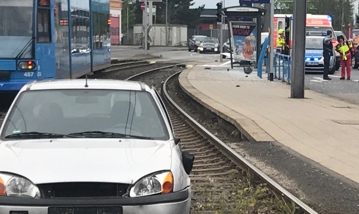 KS: Auto kracht in Haltestelle – Wartender Fahrgast rettet sich mit einem Sprung