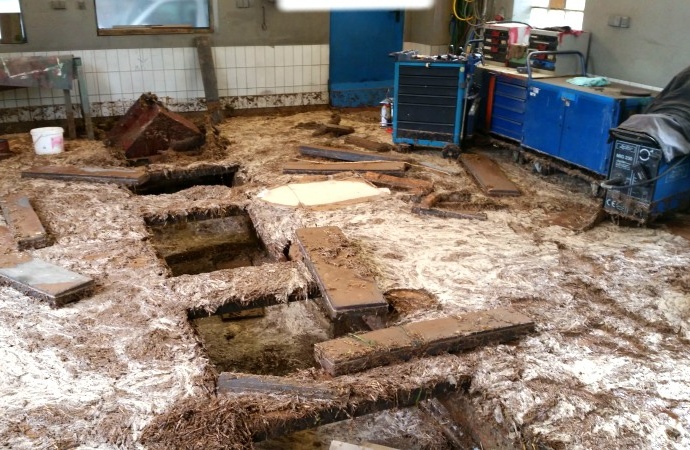 Unwetter: Schlammlawine löst sich vom Feld bei Kelze