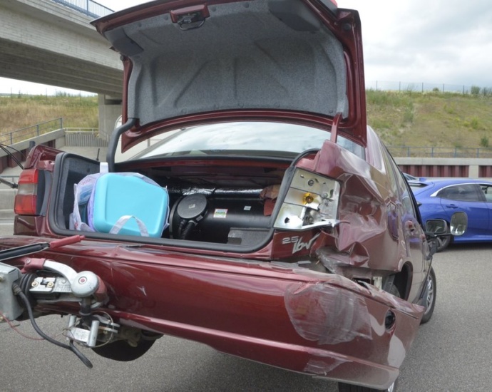Starke Windboe führt zu Unfall mit Gespann auf der A7