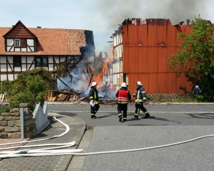Großbrand bei Bad Emstal – 200 Einsatzkräfte vor Ort