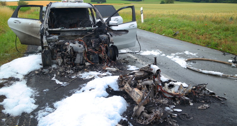 Besse: Motorrad und PKW gehen nach Unfall in Flammen auf – Motorradfahrer schwer verletzt