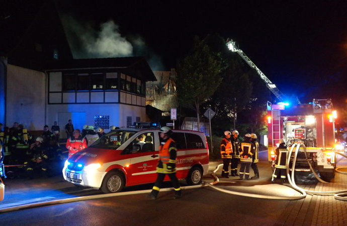 Wohnhausbrand in der Innenstadt greift auf Nachbarhaus über