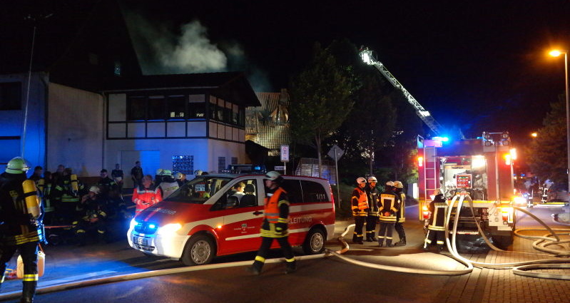 Wohnhausbrand in der Innenstadt greift auf Nachbarhaus über