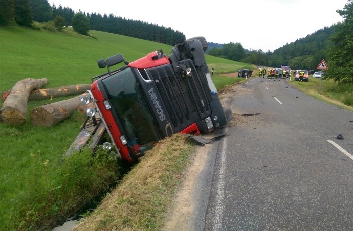 Ludwigsau: Holz-LKW kippt nach Unfall um
