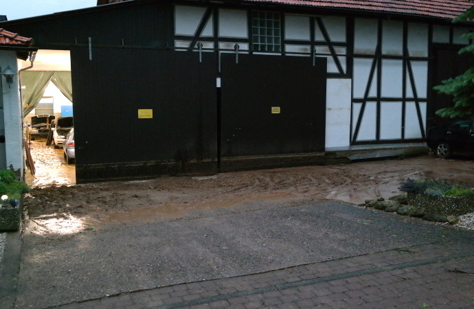 KS: Unwetter im Landkreis – Dachstuhlbrand,  Schlammlawine, Tornado?