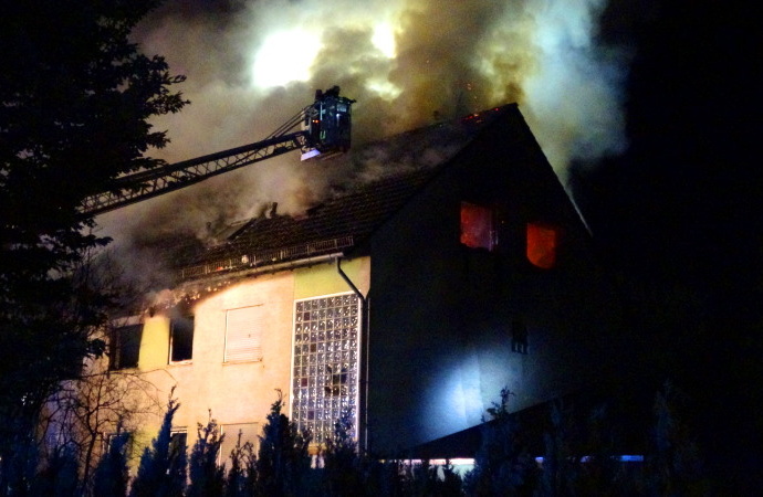 Wi: Feuer zerstört Wohnhaus in der Boelckestraße
