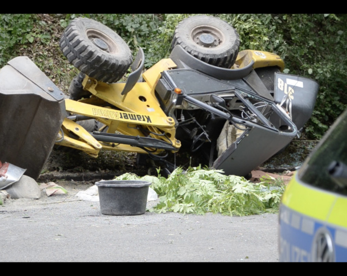 Radlader überschlägt sich am Schloß Spangenberg Radlader überschlägt sich am Schloß Spangenberg