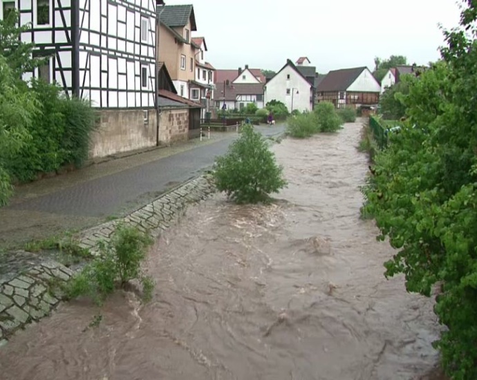Hochwasser durch anhaltende Regenfälle Hochwasser durch anhaltende Regenfälle