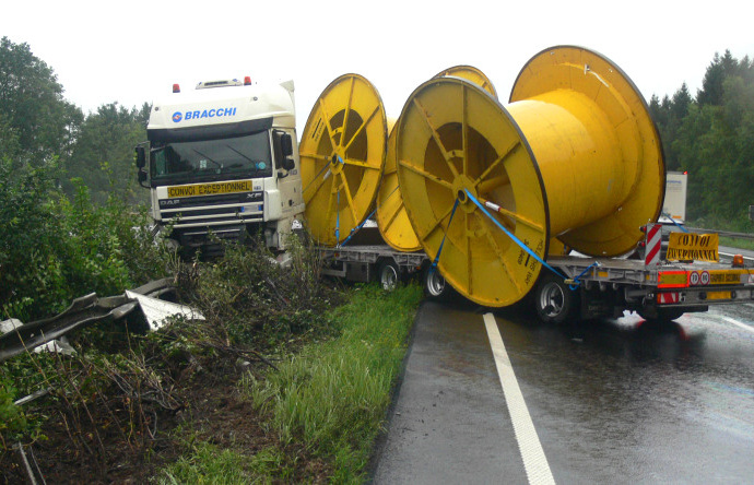 A7: Zu schnell auf regennasser Fahrbahn – LKW kommt ins Schleudern