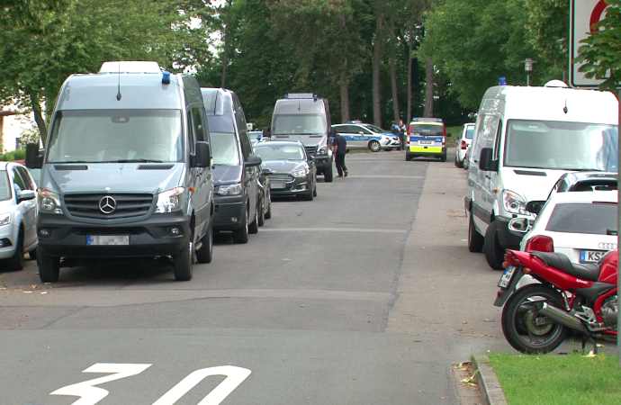 KS: Mann schoss mit Schreckschusswaffe – SEK Einsatz KS: Mann schoss mit Schreckschusswaffe – SEK Einsatz