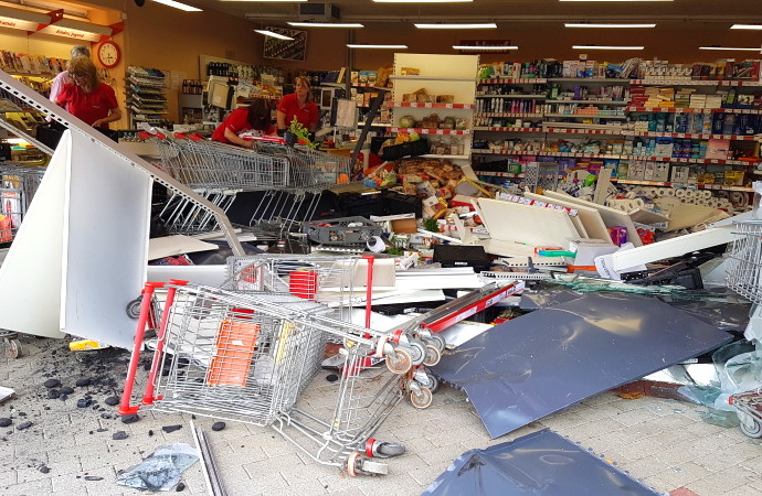 KS:  Auto rast in Supermarkt – Fahrer alkoholisiert – Drei Verletzte Kunden