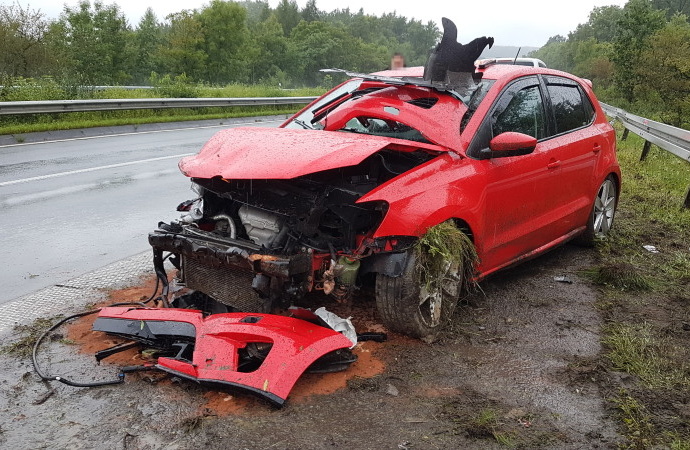 A44: Unfall auf regennasser Fahrbahn – Fahrer leicht verletzt